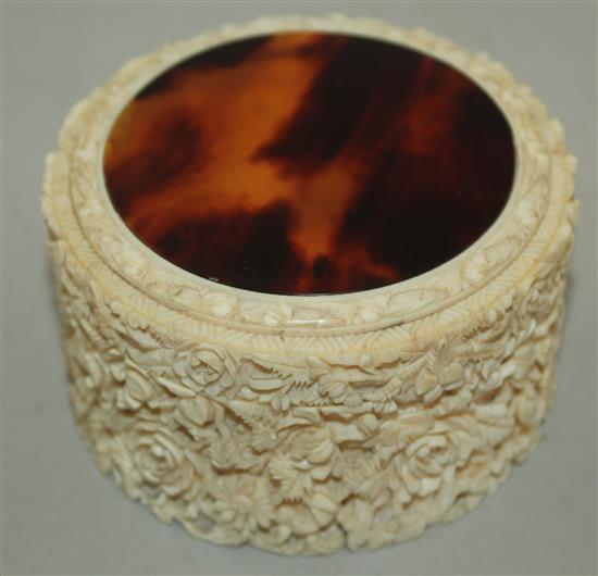 A Chinese export ivory and tortoiseshell cylindrical box and cover, early 20th century, diam. 8.5cm